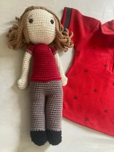 Boneca amigurumi Funcionária Claro + camiseta baby