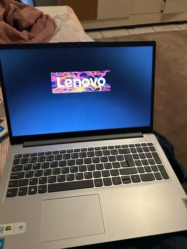 Vendo notebook Lenovo, com menos de 1 ano de uso (sem marcas de uso)