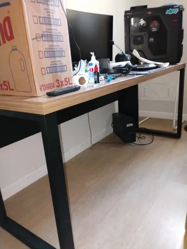 Mesa para trabalho ou jogos on line