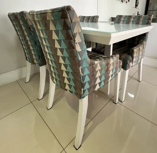 Conjunto Mesa branca e Cadeiras Estampa Moderna 4 Lugares