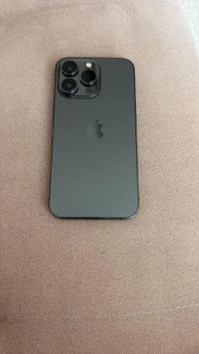 iPhone 13 Pro, com tela trincada