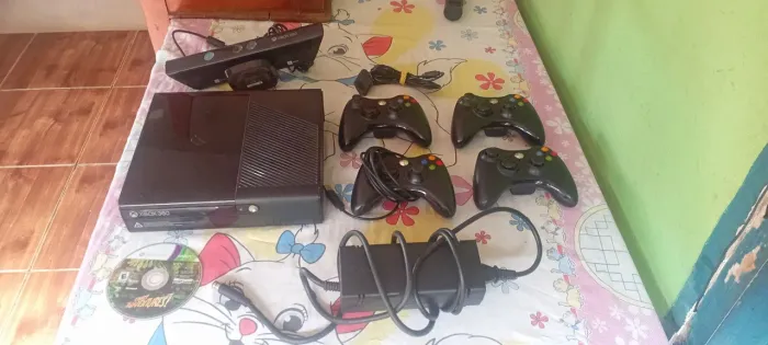 Xbox 360 Super Slim + Kinect + 4 Controles + Jogos