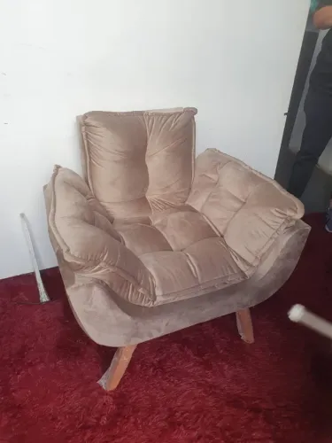 Poltrona Opala com pés de madeira maciça