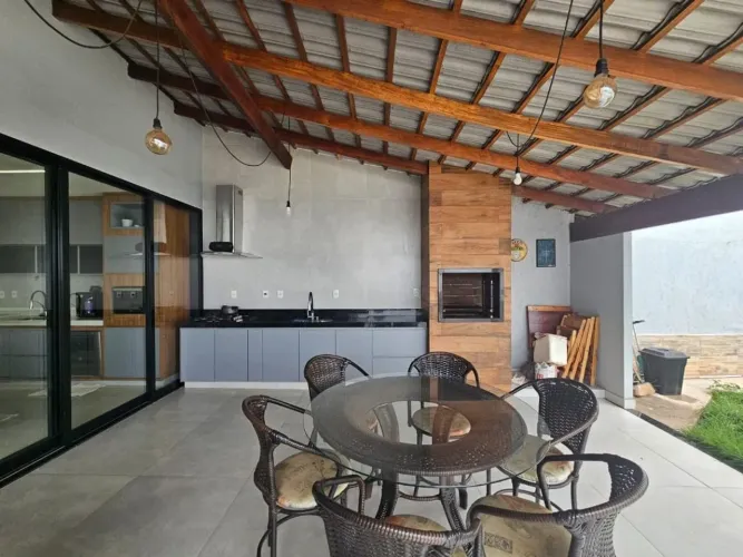 Casa alto padrão com 4 dormitórios à venda, 195m² por R$ 750.000 - Dona Zulmira - Uberlând