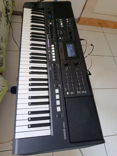 Teclado Yamaha "E583" na caixa