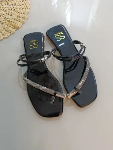 Sandália preta detalhada 