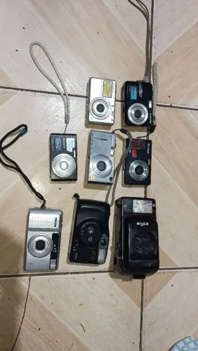 Lote de câmera antiga no estado 