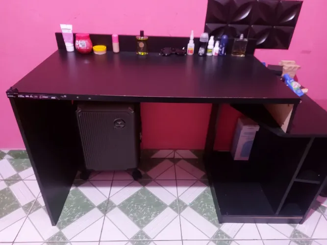 Vendo mesa gamer em bom estado de conservação por apenas R$ 100,00.