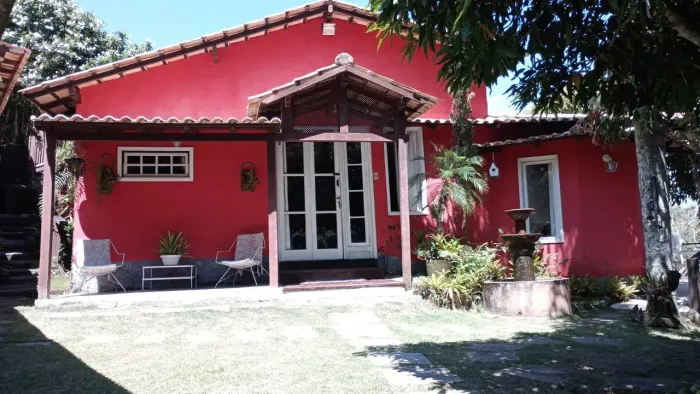 Casa Rústica Mobiliada com 2.200 m² de Terreno, Piscina e Lago em Pedro do Rio Petrópolis