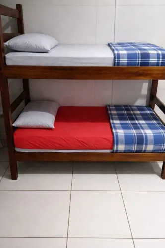 Beliche cama de madeira maciça vernizado