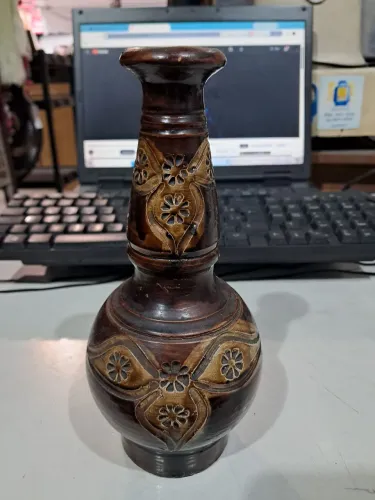 Vaso de barro escurecido ricamente decorado 21 cm