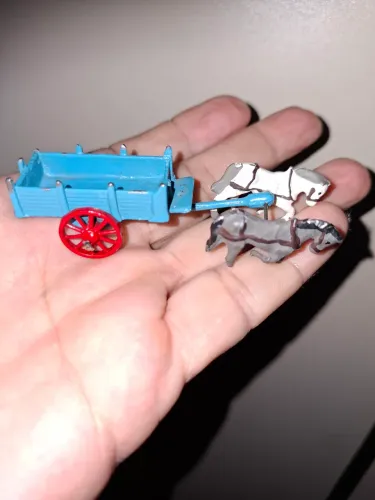 Brinquedo antigo mini carroça de chumbo