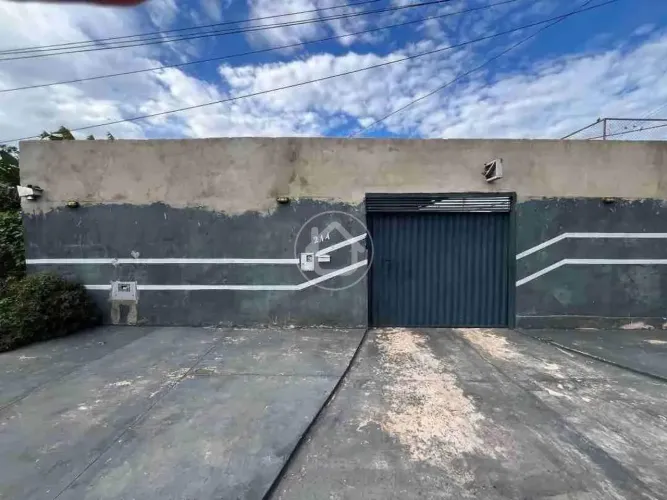 CASA COM TERRENO E EDÍCULA