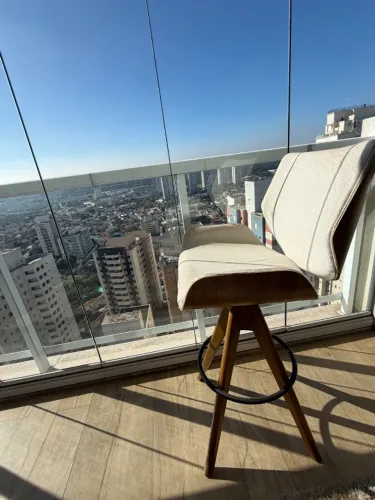 Conjunto de mesa alta com banquetas