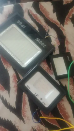 Vendo esses Refletores Branco Verde e Rosa ? Número *