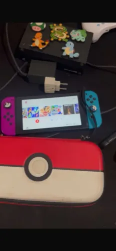 Console Nintendo Switch V1 desbloqueado com 256GB de armazenamento.