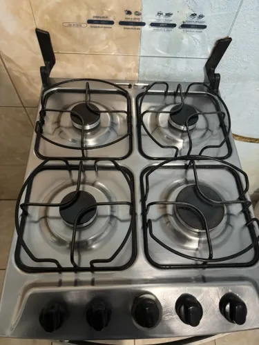Pq vou me mudar e não vou leva, mais o fogão é bem conservado o forno funcio e é elétrico