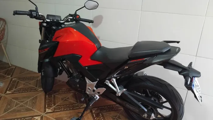 Moto CB 300 twister conservada