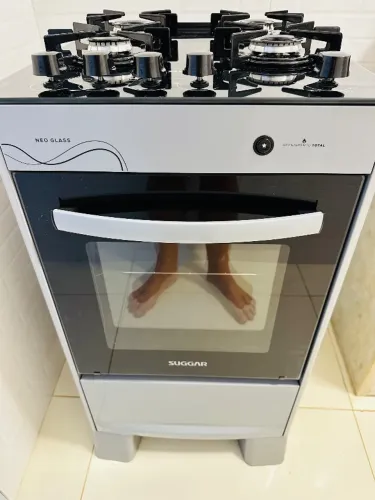 Fogão SUGGAR 4 bocas e forno automático, convertido para gás de rua, equipamento zero.