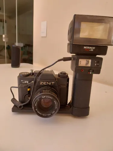 Câmera fotográfica analógica Zenit com Flash Mirage