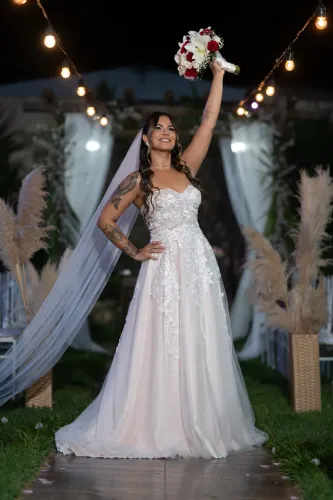 Vendo vestido de noiva + véu 3m