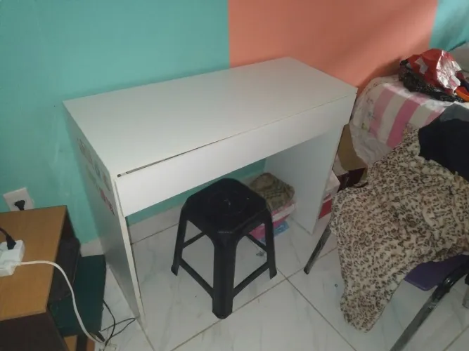 Mess de estudo com gavetas semi nova