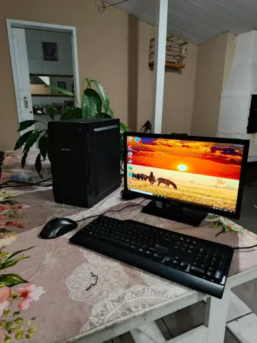 Computador com 8gb memória, ssd, monitor HDMI 18.5" tv, áudio, wi-fi, mouse, teclado.