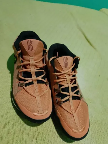 NIKE KYRIE FLYTAP VI SIZE 11