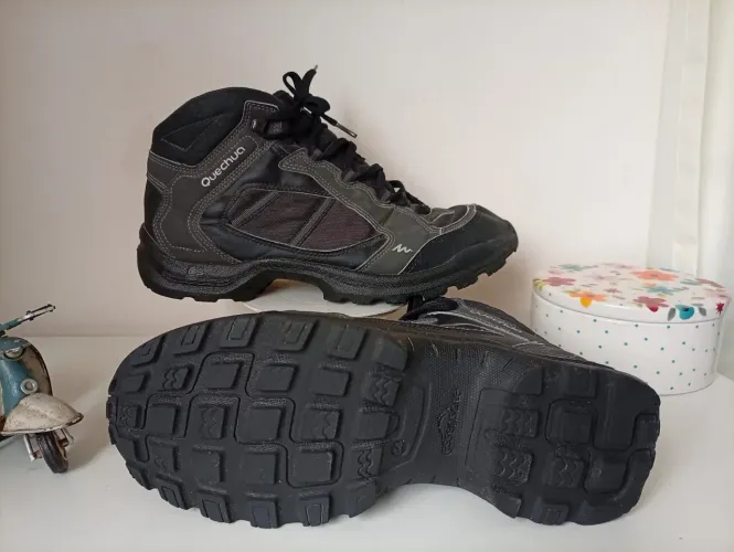 BOTA TRILHA QUECHUA  42 IMPECÁVEL 