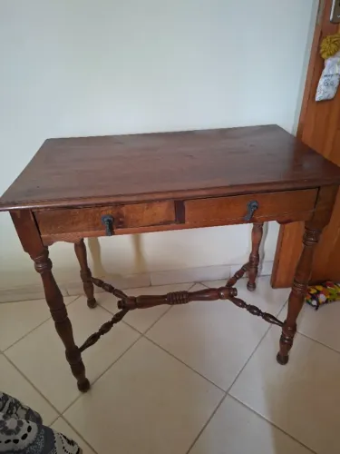Mini escrivaninha antiga com 70 cm de alt. E 75 cm de comp.