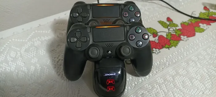 2 CONTROLES ORIGINAIS DE Playstation 4, vai a base pra carregar também 