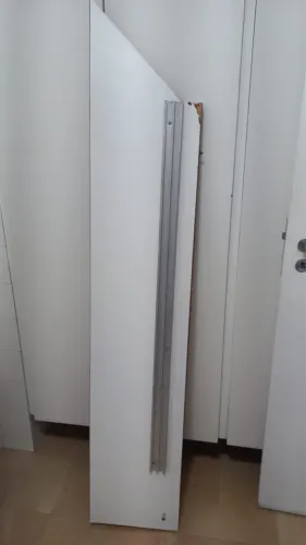 Prateleira com trilho triplo para cortina 