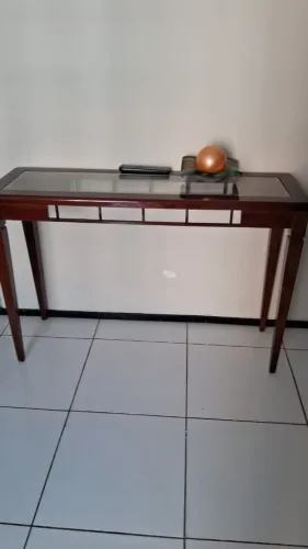 Conjunto de mesa com 6 caseiras e aparador, madeira envernizada