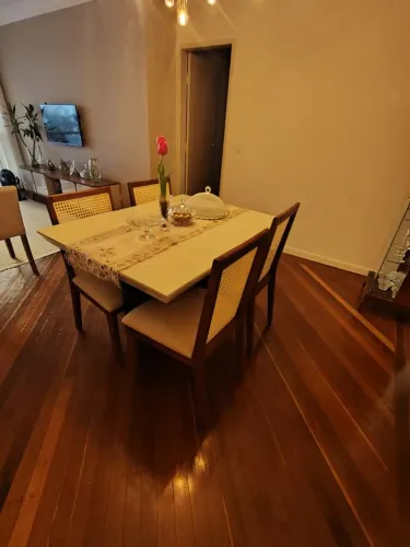 Mesa com quatro cadeiras 