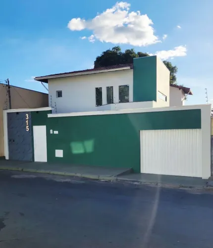 Oportunidade, Casa com 02 suites, Bairro Vila Regina ,garagem 3 carros, próx. Centro