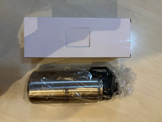 Garrafa térmica nova na embalagem 