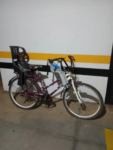 Bicicleta sem marcha com cadeirinhas