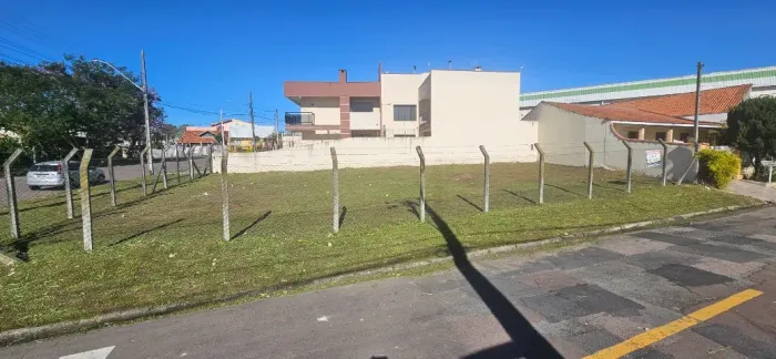 Terreno de Esquina 372 m² - Plano, acima nível da rua, bairro Atuba, Linha Verde