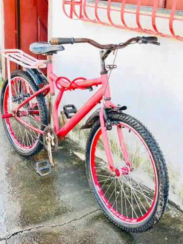 Bicicleta aro 24 boa usada pra sair de anda de pé 