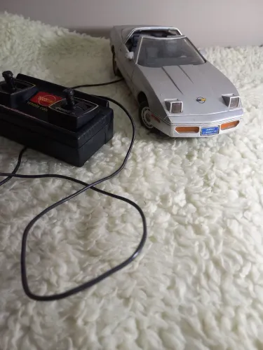 Carrinho Retro Chevrolet Corvette com controle por fio - Anos 80