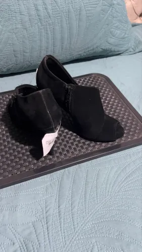 Open boot preta da Via Uno é confeccionada em material com toque aveludado salto alto fino