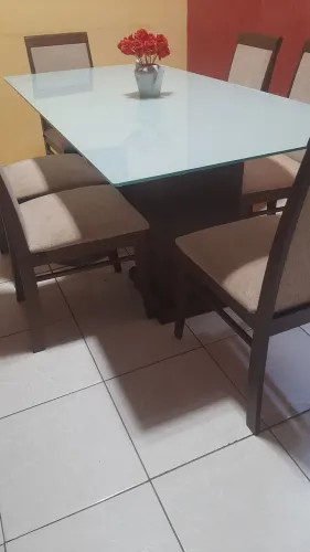 Mesa de jantar com 6 cadeiras estofadas