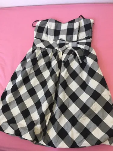 Vestido xadrez tamanho 14/16 e vestido branco com renda,, tamanho 42/44, 60,00 cada!
