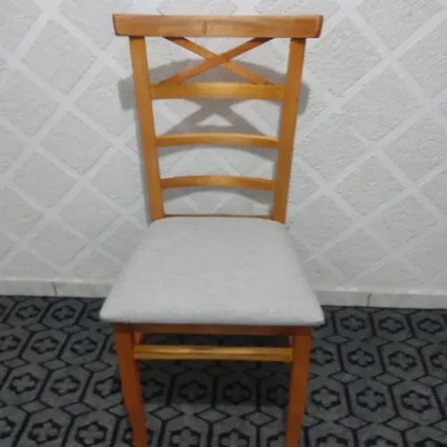 Cadeira de madeira, Modelo X com estofado cinza - $240,00 cada