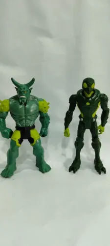 Bonecos do Homem-Aranha Abutre e Duende Verde Hasbro Usado