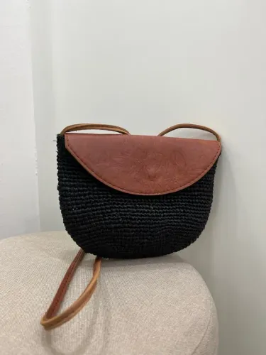 bolsa transversal preta e caramelo