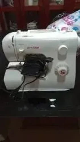 Maquina de costura Singer pouco uso