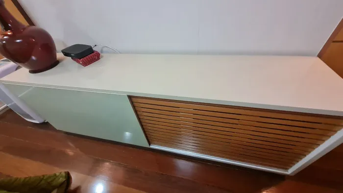 Cômoda em mdf, laca cor fendi, portas de correr