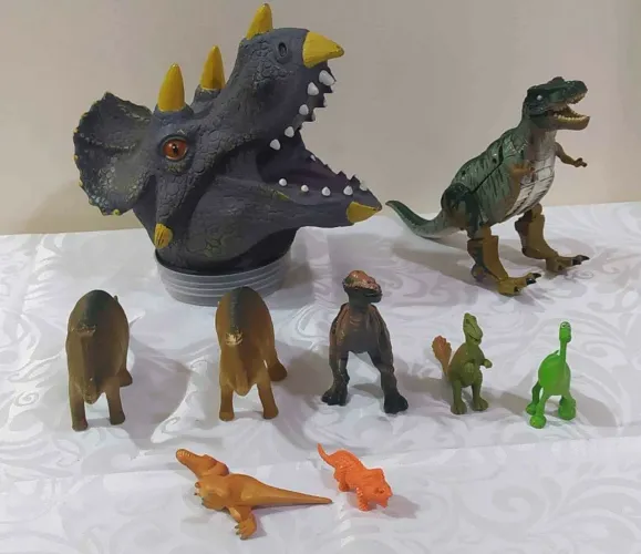 Coleção de Dinossauros de Brinquedo mede de 5 a 19 cm