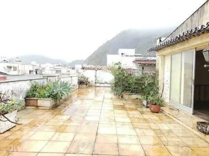 Cobertura duplex de aproximadamente 400m² com vaga na escritura
